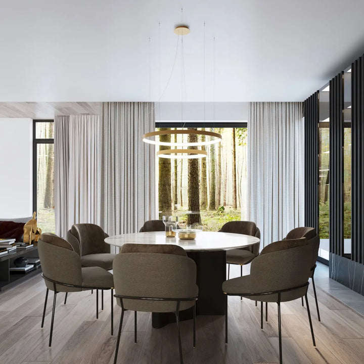 Plafonnier rio 110 doré avec anneaux concentriques circulaires pour design unique et efficacité lumineuse élevée au-dessus d’une table à manger