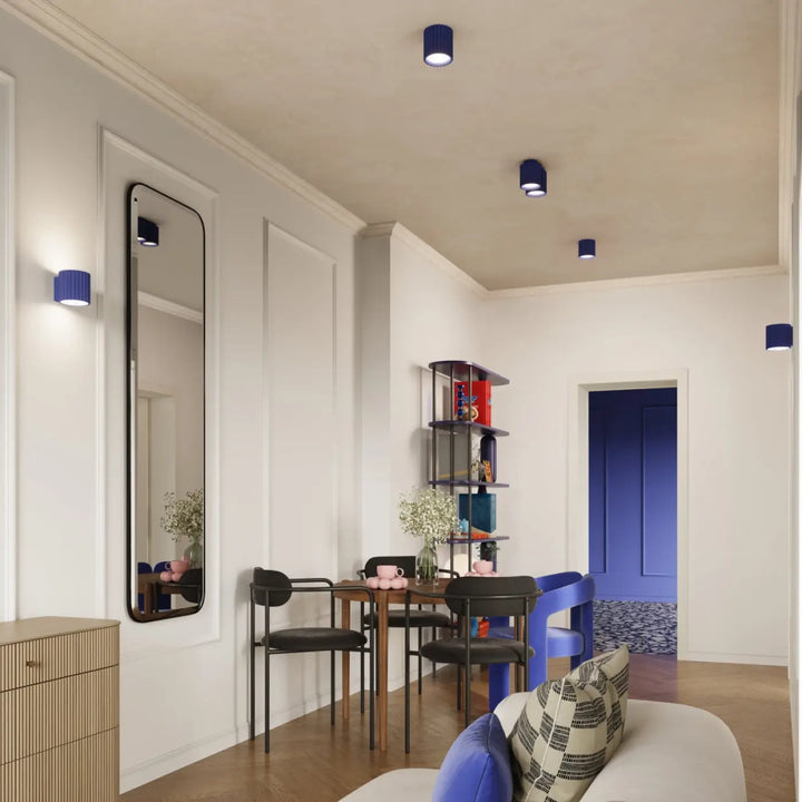Luminaire plafonnier aura 2 ultramarine avec forme unique inspirée en bleu cylindrique encastré au plafond