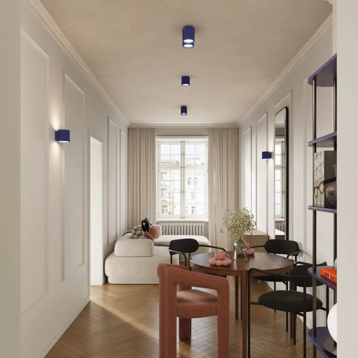 Luminaire plafonnier aura 2 ultramarine avec forme unique inspirée et table à manger minimaliste en bois foncé aux pieds arrondis