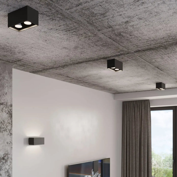 Plafonnier quad maxi noir avec spots carrés à deux ampoules pour intérieur bois naturel élégant