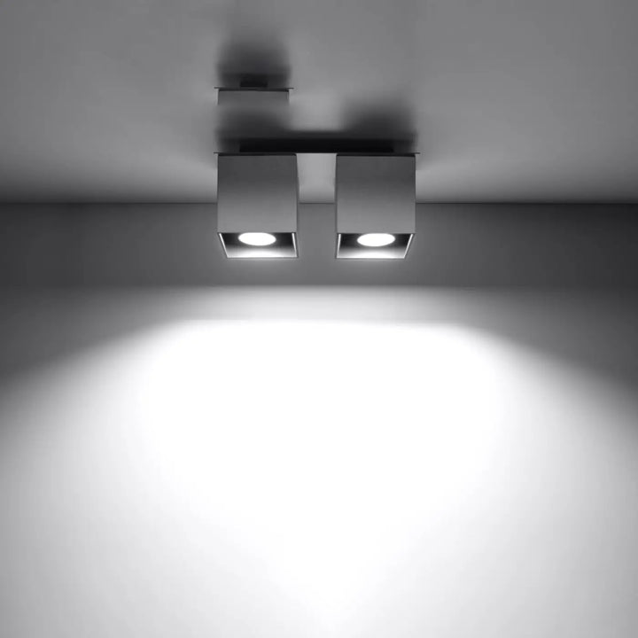 Deux plafonniers quad carrés encastrés gris métallisé montés individuellement pour une magnifique décoration lumineuse