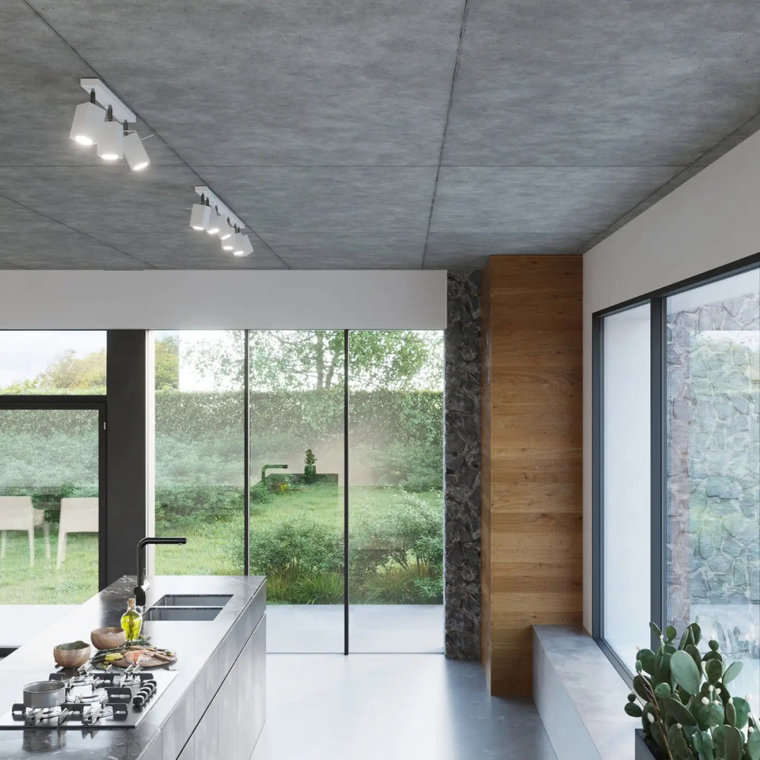 Luminaire plafonnier merida 2 blanc avec spots merida intégré dans cuisine moderne minimaliste aux plans inox et plafond béton flux lumineux optimal