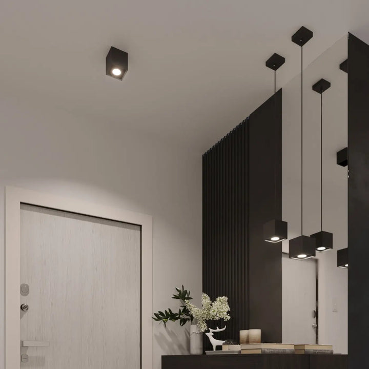 Plafonnier quad noir en bois naturel avec design moderne et montées individuellement pour éclairage intérieur