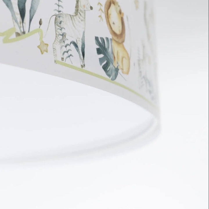 Luminaire plafonnier blanc enfant avec abat-jour illustré de lions et zèbres en tons doux pour chambre enfant
