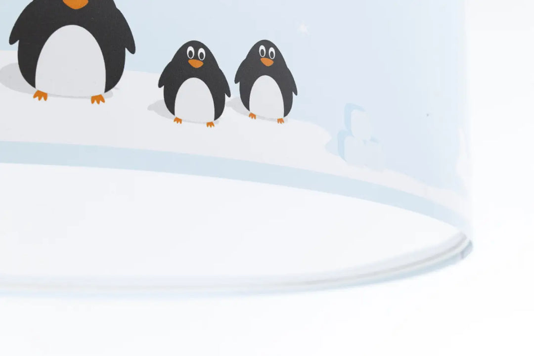 Illustration familiale de pingouins noirs sur neige pour luminaire plafonnier enfant sweet dreams bleu clair blanc noir