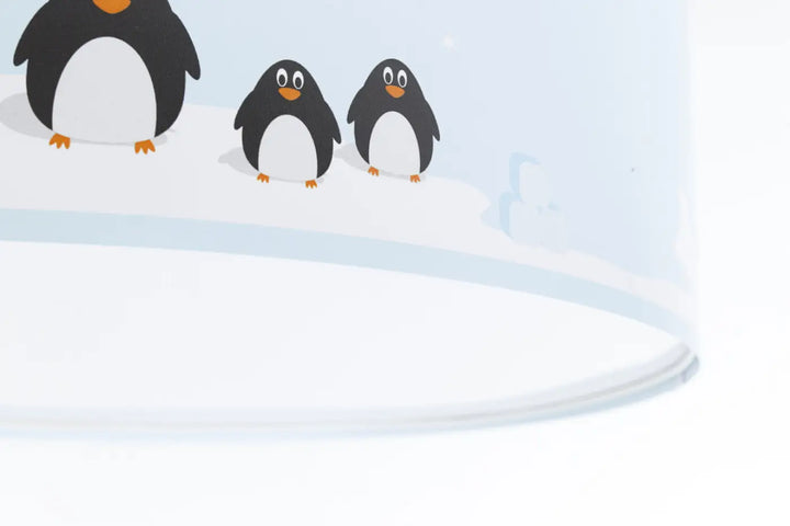Illustration familiale de pingouins noirs sur neige pour luminaire plafonnier enfant sweet dreams bleu clair blanc noir