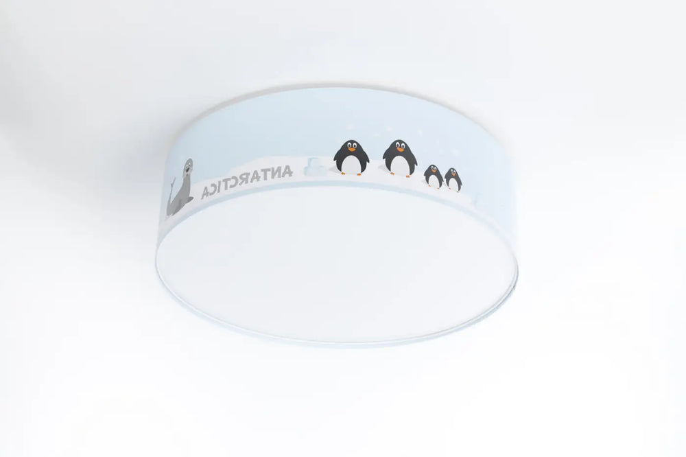 Luminaire plafonnier bleu clair avec illustrations de pingouins noirs et texte antarctica, plafonnier enfant design doux