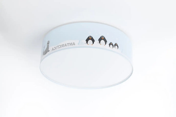 Luminaire plafonnier bleu clair avec illustrations de pingouins noirs et texte antarctica, plafonnier enfant design doux