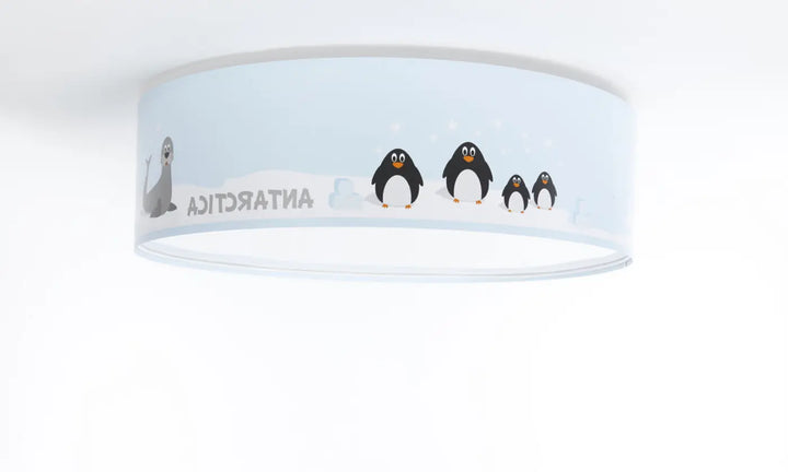 Luminaire plafonnier enfant bleu clair avec design pingouins noirs et phoque antarctique pour chambre enfant
