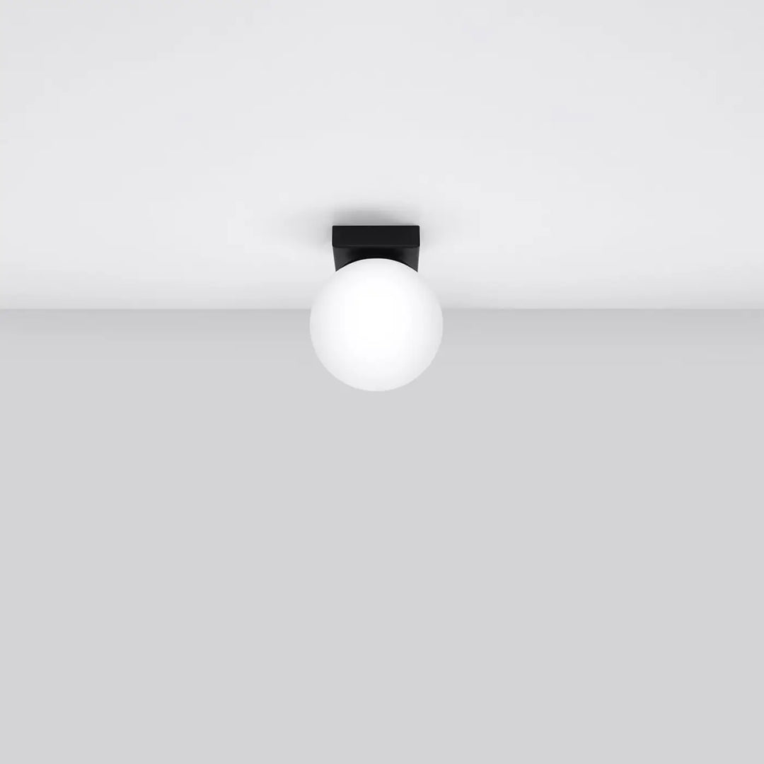 Luminaire plafonnier yoli 1 noir avec globe en verre dépoli et finition mate classe à part et part entière