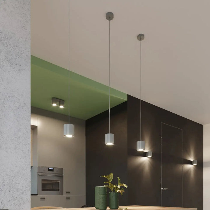 Trois plafonniers orbis cylindriques gris mat en bois naturel suspendus au plafond pour un éclairage moderne