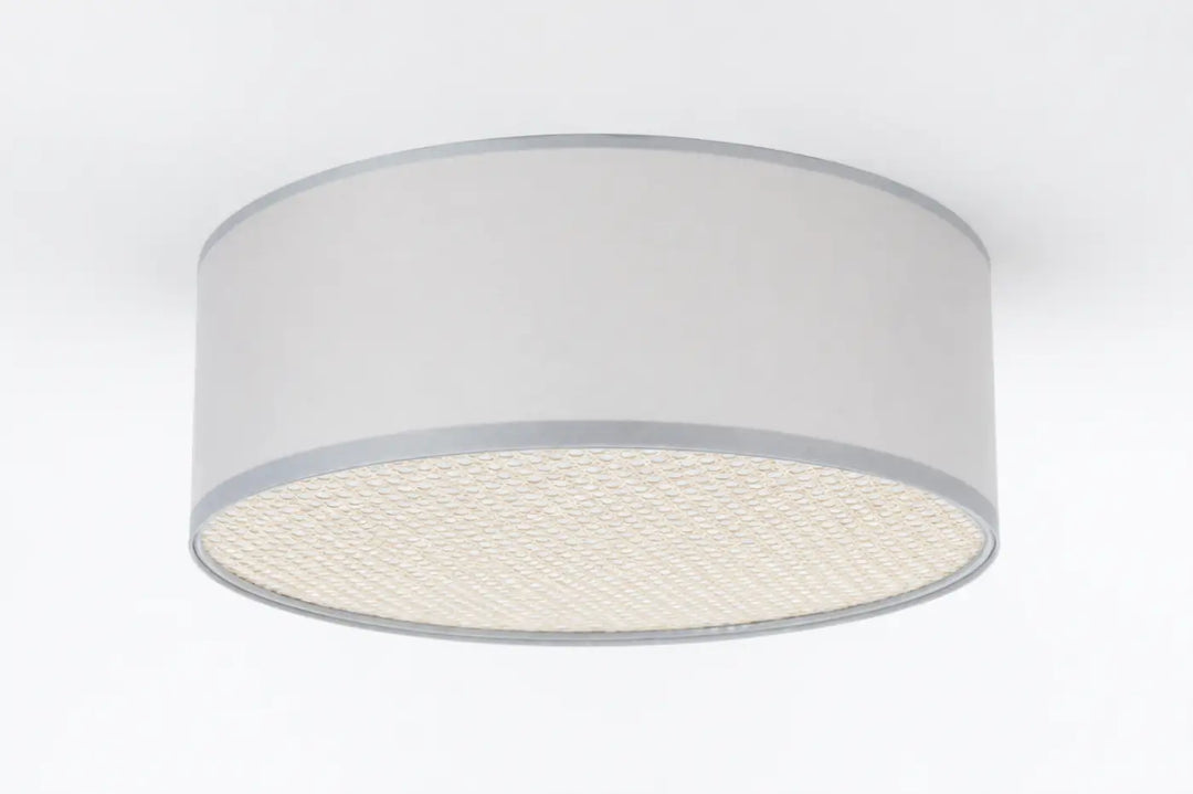 Luminaire plafonnier gris perle avec abat-jour cylindrique en tissu gris glossy et finition métallique subtile