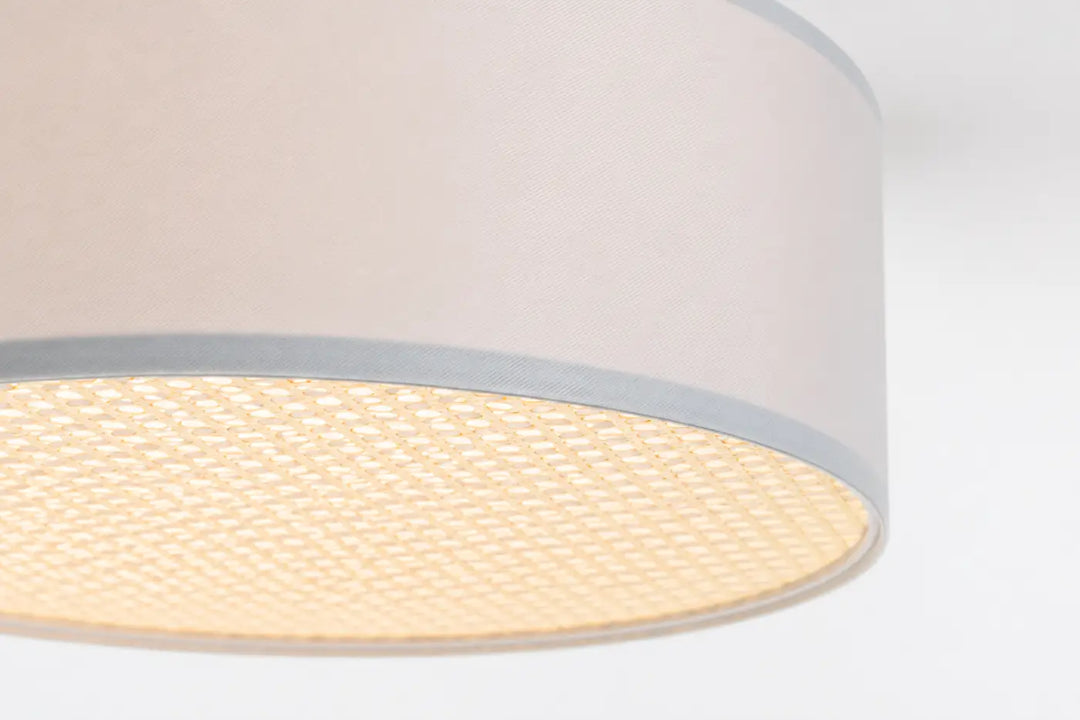 Luminaire plafonnier gris avec abat-jour cylindrique beige à texture tissée subtile et bordure grise fine gris glossy