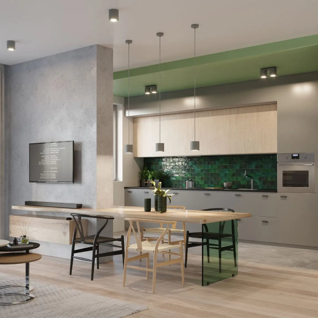 Cuisine moderne avec plafonnier orbis gris, armoires blanches, crédence verte et luminaires suspendus bois naturel