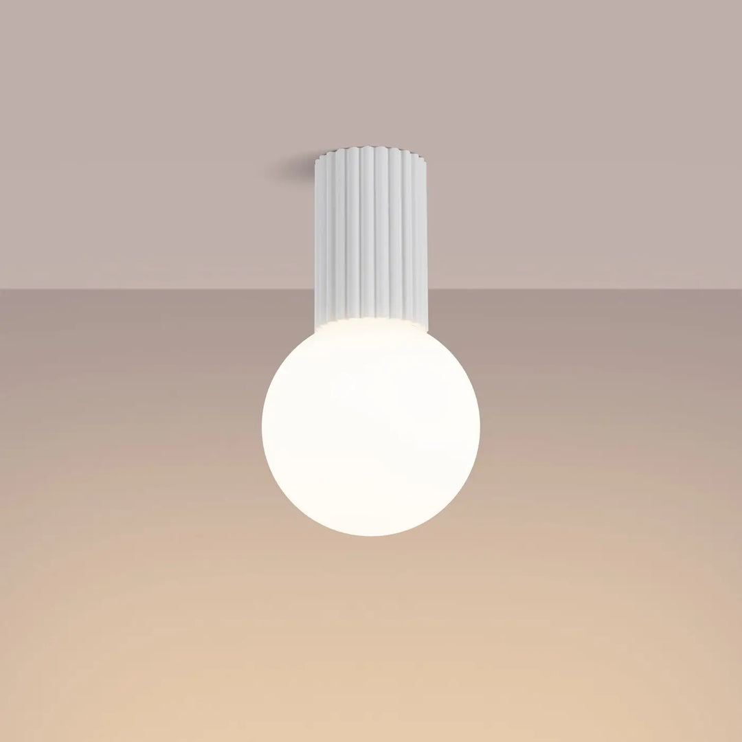 Luminaire plafonnier halo blanc avec base cylindrique côtelée et sphère laiteuse pour bureau décorative