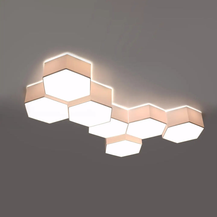 Luminaire plafonnier sunde 13 blanc avec formes géométriques hexagonales et cadre beige chaud lumineux blanc éclatant
