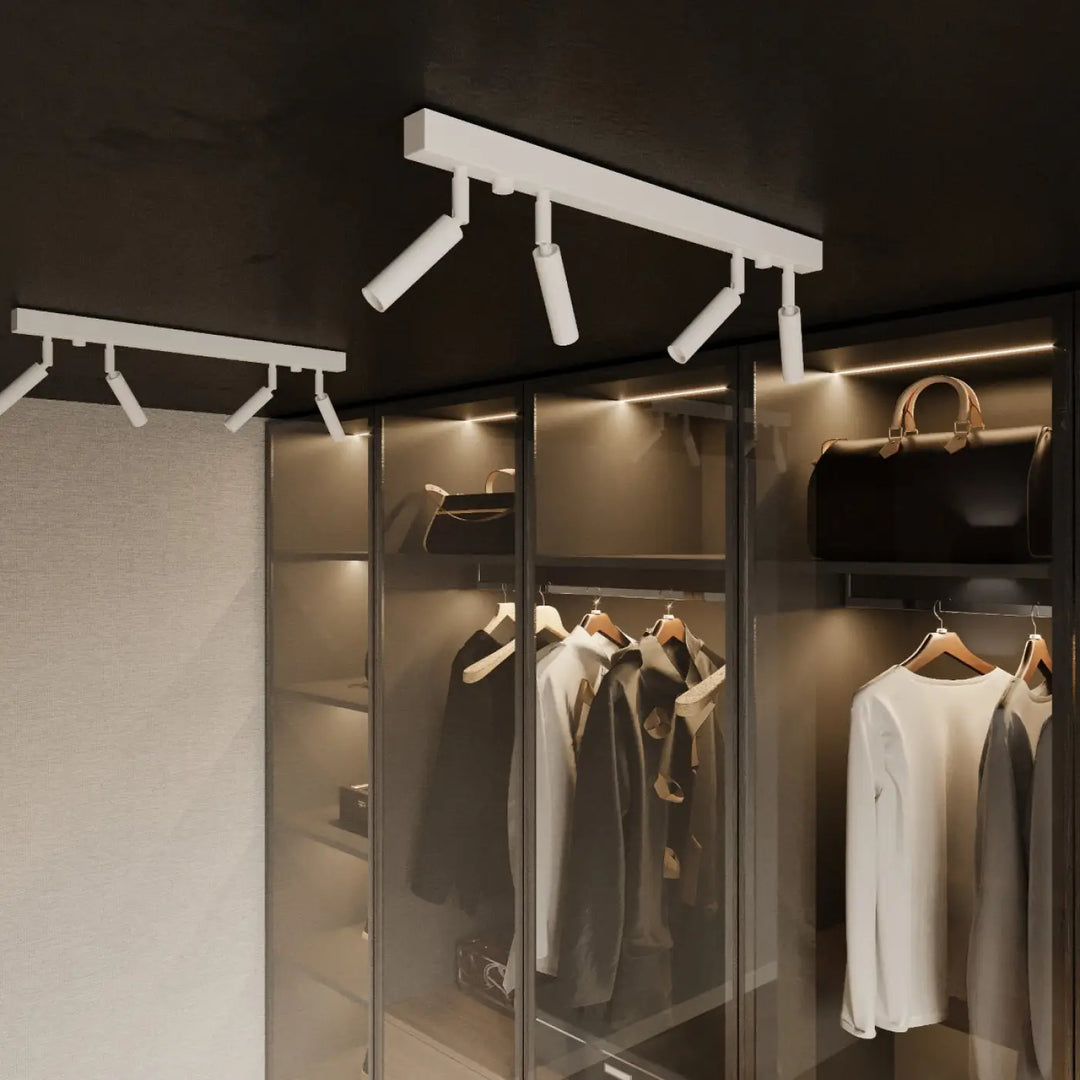 Plafonnier moderne eyetech 2 blanc avec spots orientables en style industriel d’ambiance loft sur plafond sombre