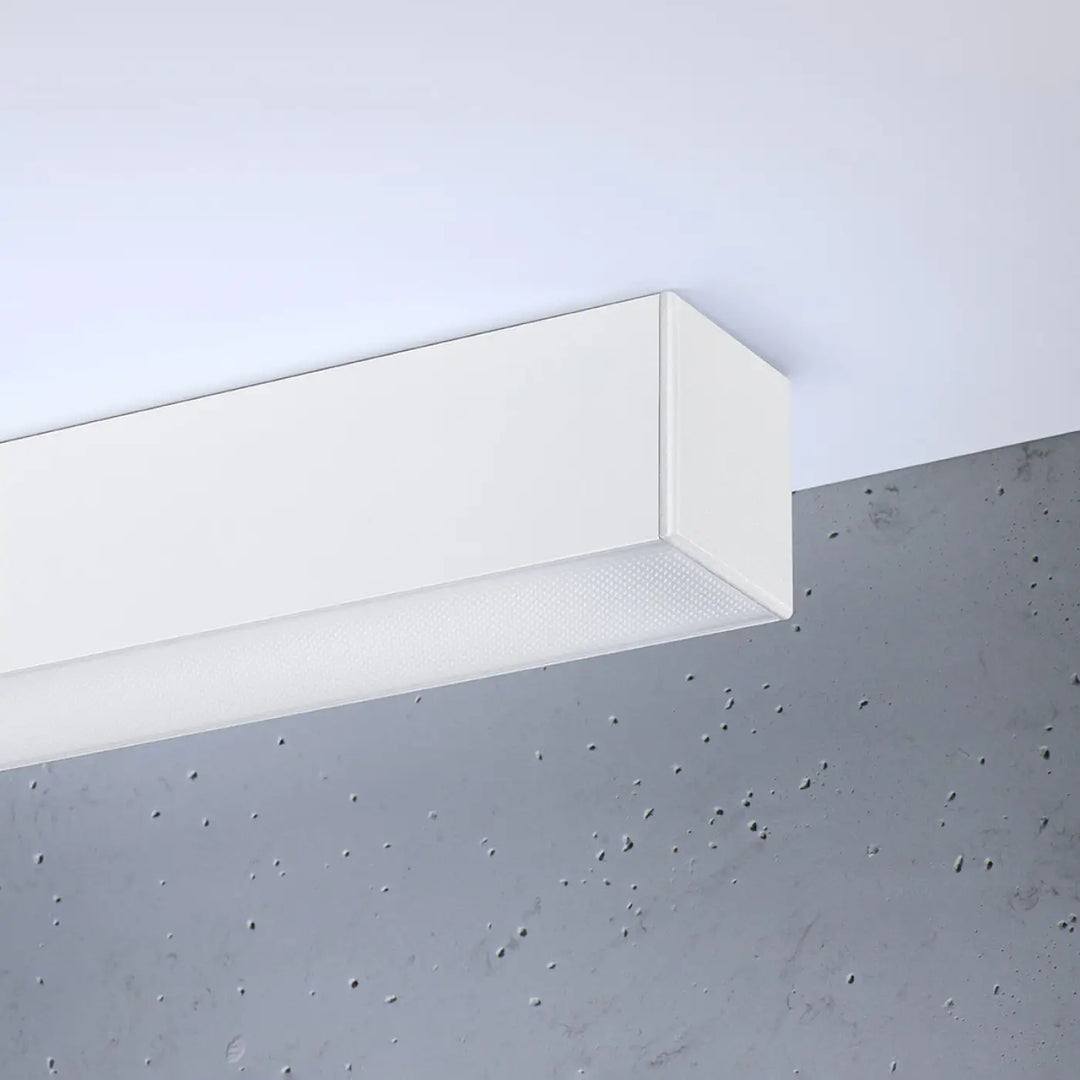 Luminaire plafonnier blanc collection pinne avec module led et diffuseur texturé pour paramètres déclairage optimisés