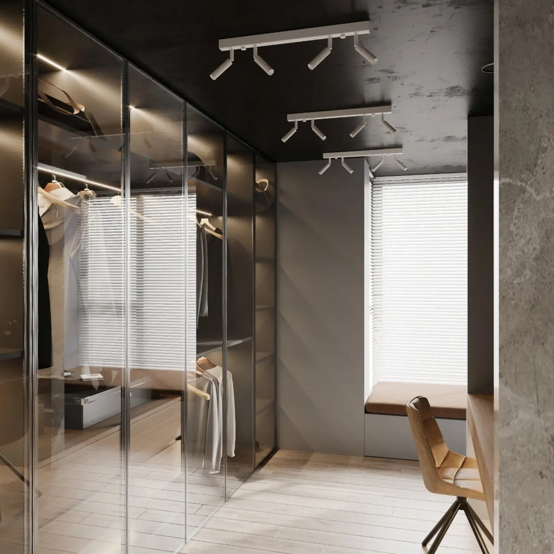 Plafonnier moderne eyetech blanc avec spots orientables style industriel d’ambiance loft sur plafond sombre