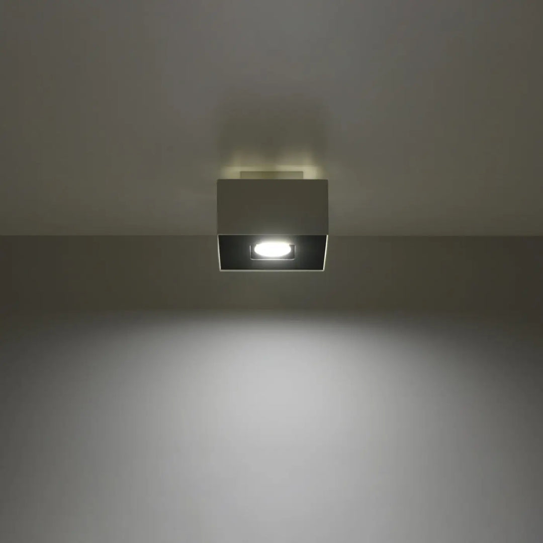 Plafonnier moderne mono blanc avec finition métallique et spot led encastré diffusant une lumière blanche éclatante