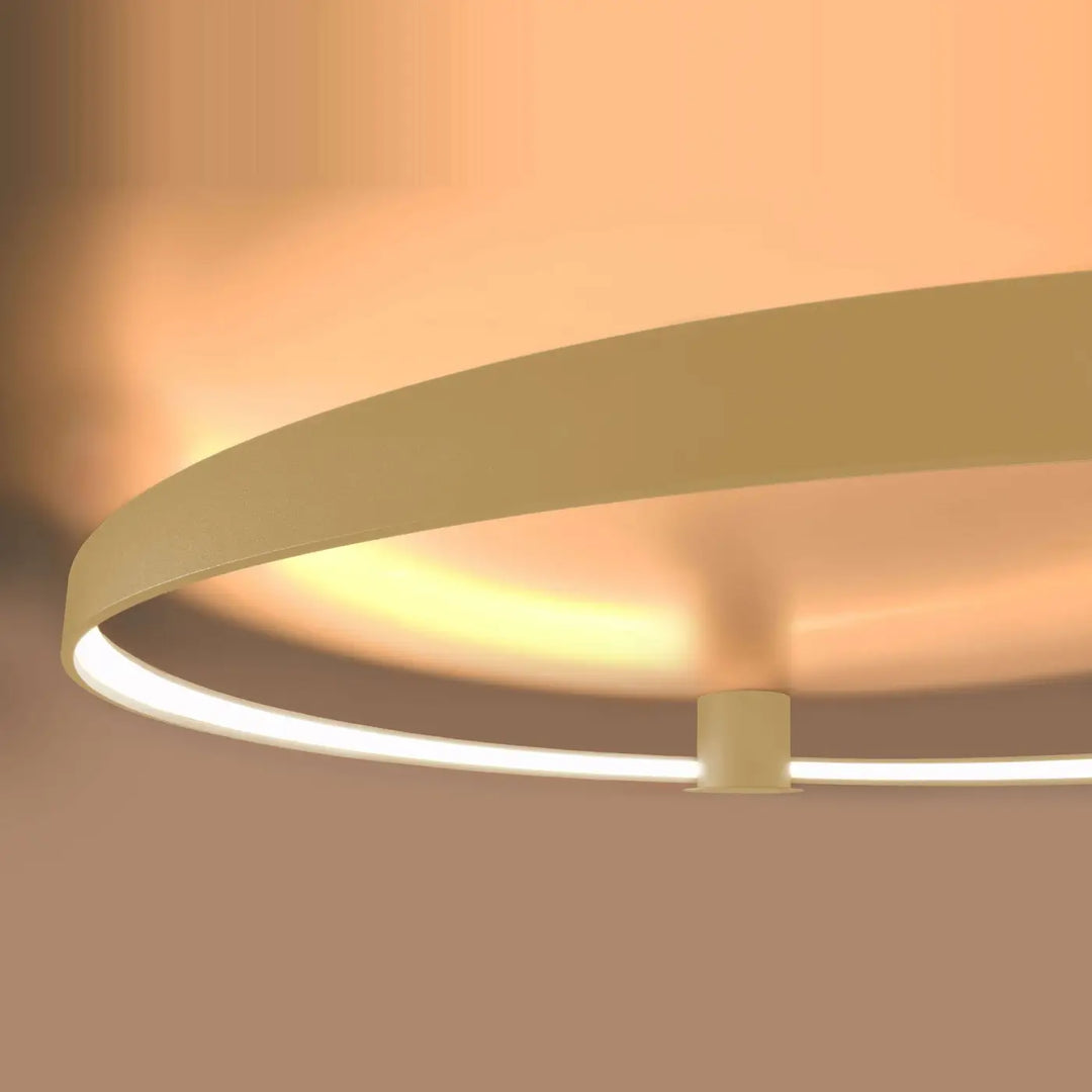 Plafonnier rio 78 doré avec modules led intégrés et efficacité lumineuse élevée diffusant une lumière ambiante chaude