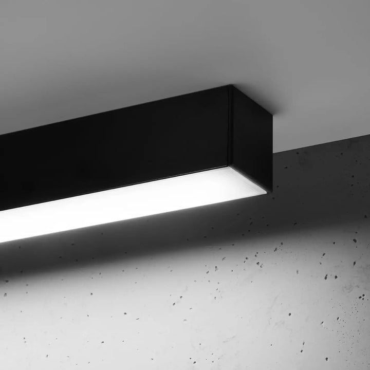 Luminaire plafonnier pinne 67 noir led rectangulaire moderne avec paramètres d’éclairage et différentes tailles disponibles