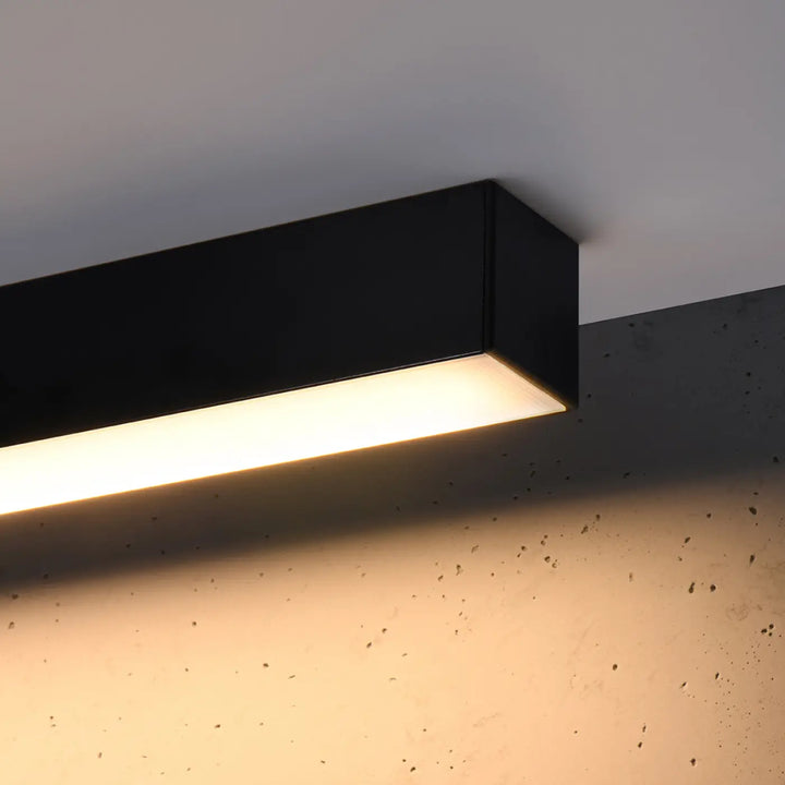 Luminaire plafonnier pinne 150 noir avec éclairage led blanc chaud et paramètres d’éclairage pour différentes tailles