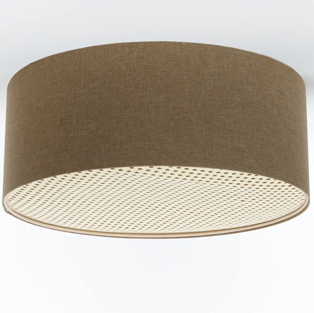 Luminaire plafonnier boho elegant marron sable avec un abat-jour cylindrique en tissu beige et une doublure perforée crème