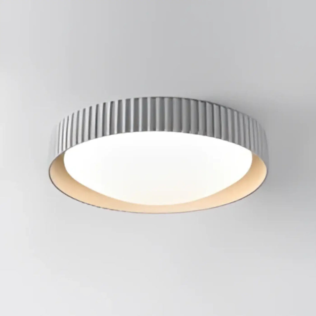 Luminaire plafonnier stria avec anneau extérieur gris cannelé et panneau intérieur éclairé blanc chaud design reliefs graphiques
