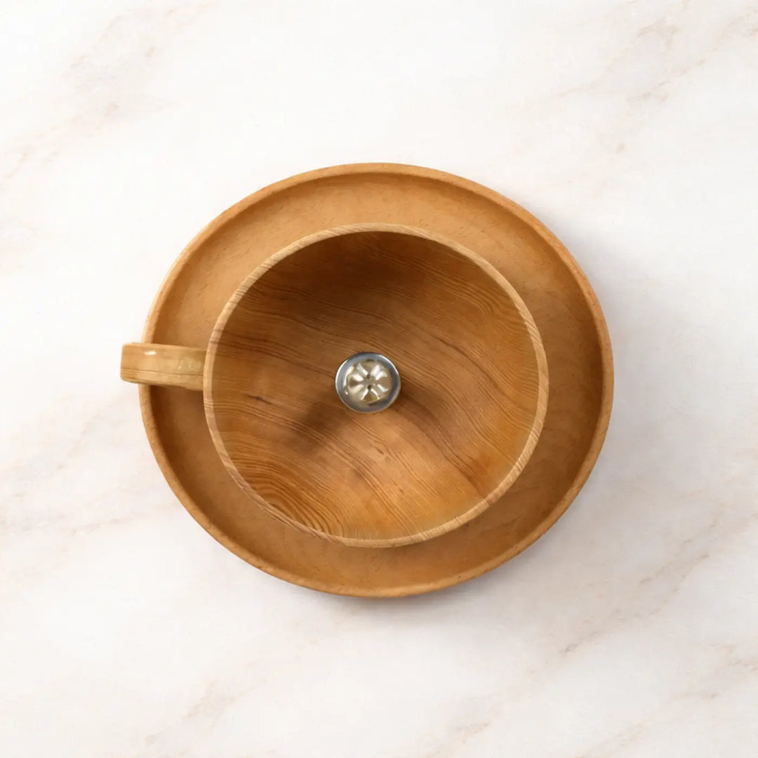 Luminaire plafonnier minimaliste en bois clair avec centre et poignée métalliques modèle Cuppy
