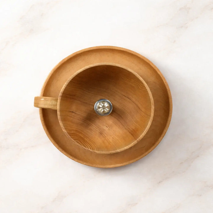 Luminaire plafonnier minimaliste en bois clair avec centre et poignée métalliques modèle Cuppy