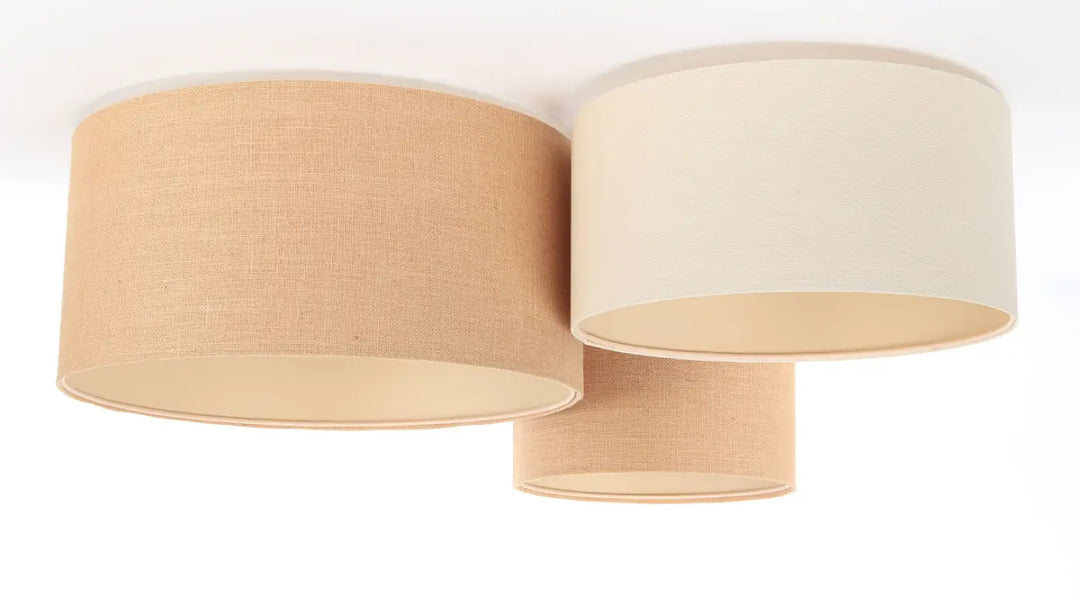 Luminaire plafonnier trio boho avec trois abat-jours cylindriques en lin naturel et crème disposés asymétriquement
