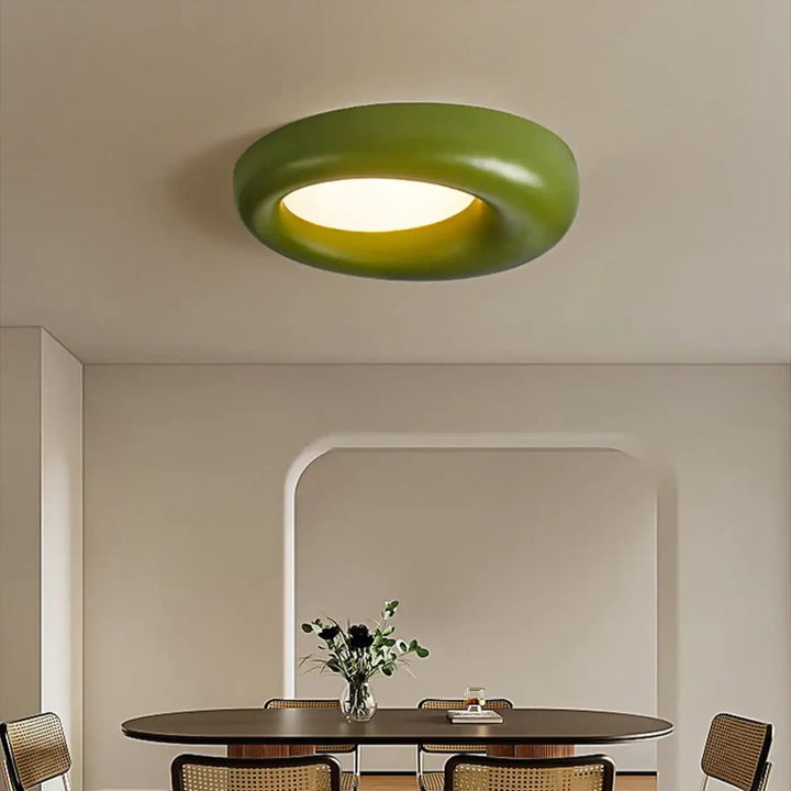 Luminaire plafonnier torix led style avec finition vert avocat mat et lumière chaude jaune au centre