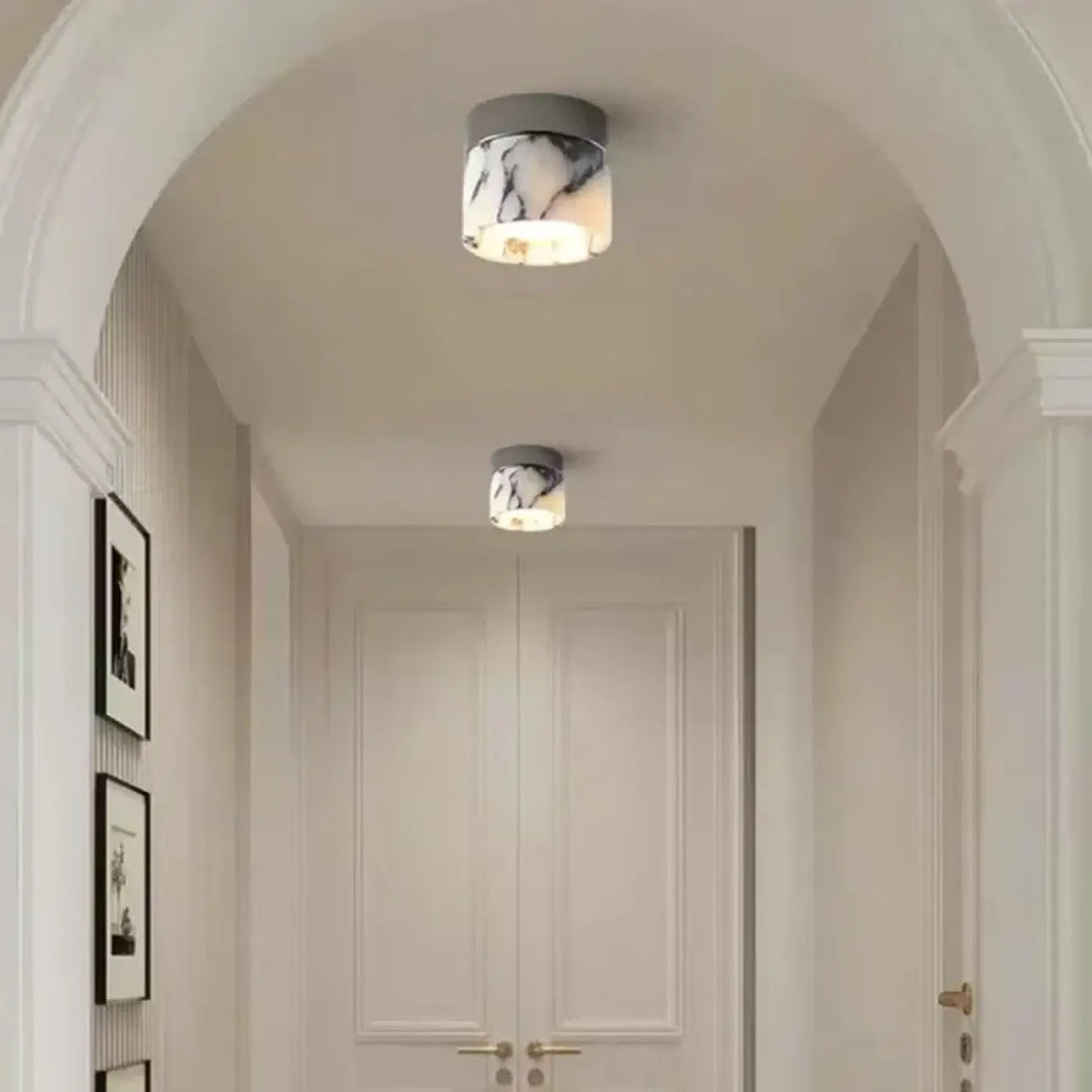 Luminaire plafonnier moderne marbré avec base grise élégante pour un éclairage intérieur contemporain