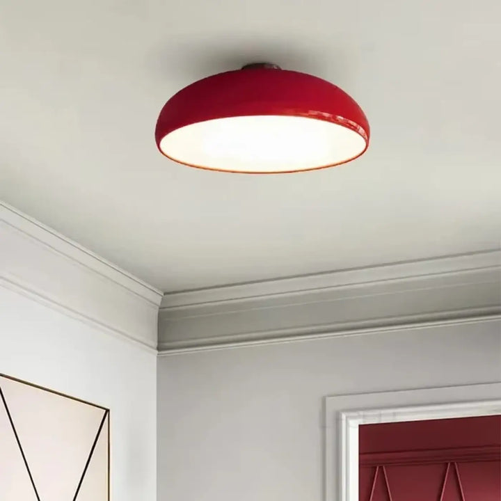 Luminaire plafonnier moderne rouge en forme de dôme avec finition lisse et brillante pour intérieur contemporain
