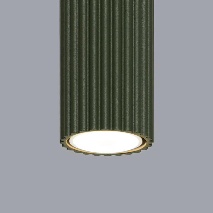 Plafonnier karbon allie vert olive en forme cylindrique avec diffuseur doré à bords festonnés et design minimaliste