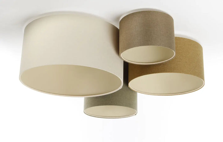 Luminaire plafond avec quatre abat-jours cylindriques en tissu naturel crème caramel vert gris et marron sable