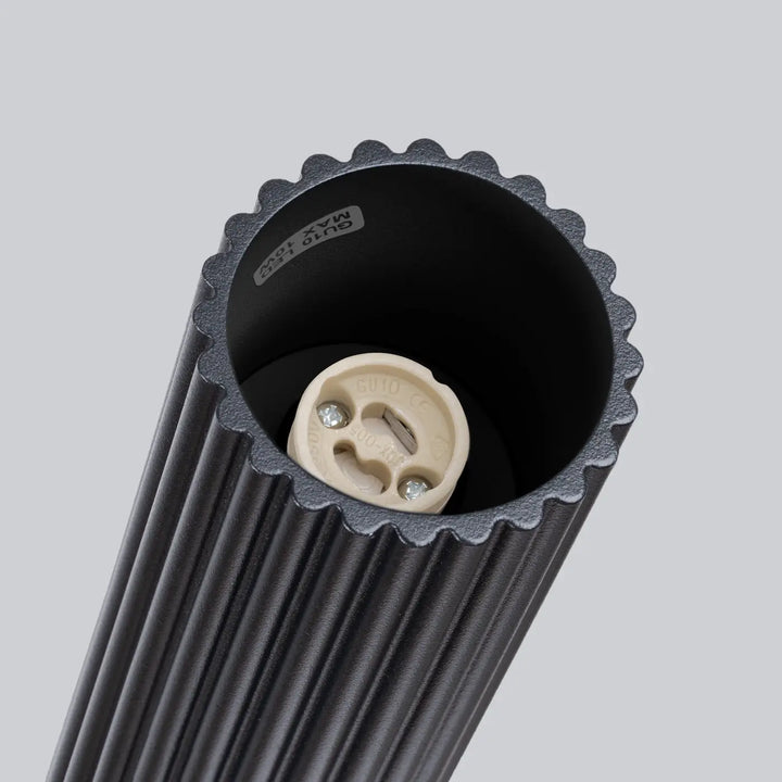 Luminaire plafonnier karbon 60 noir avec abat-jour texturé à cannelures et douille e27 design minimaliste
