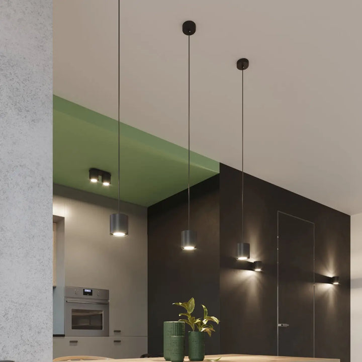 Plafonnier orbis trois suspensions cylindriques en métal noir mat avec cordons noirs pour intérieur moderne bois naturel