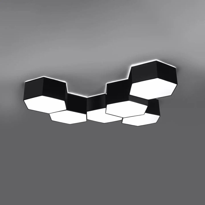 Luminaire plafonnier sunde 11 noir avec panneaux blancs illuminés en formes géométriques hexagonales modernes