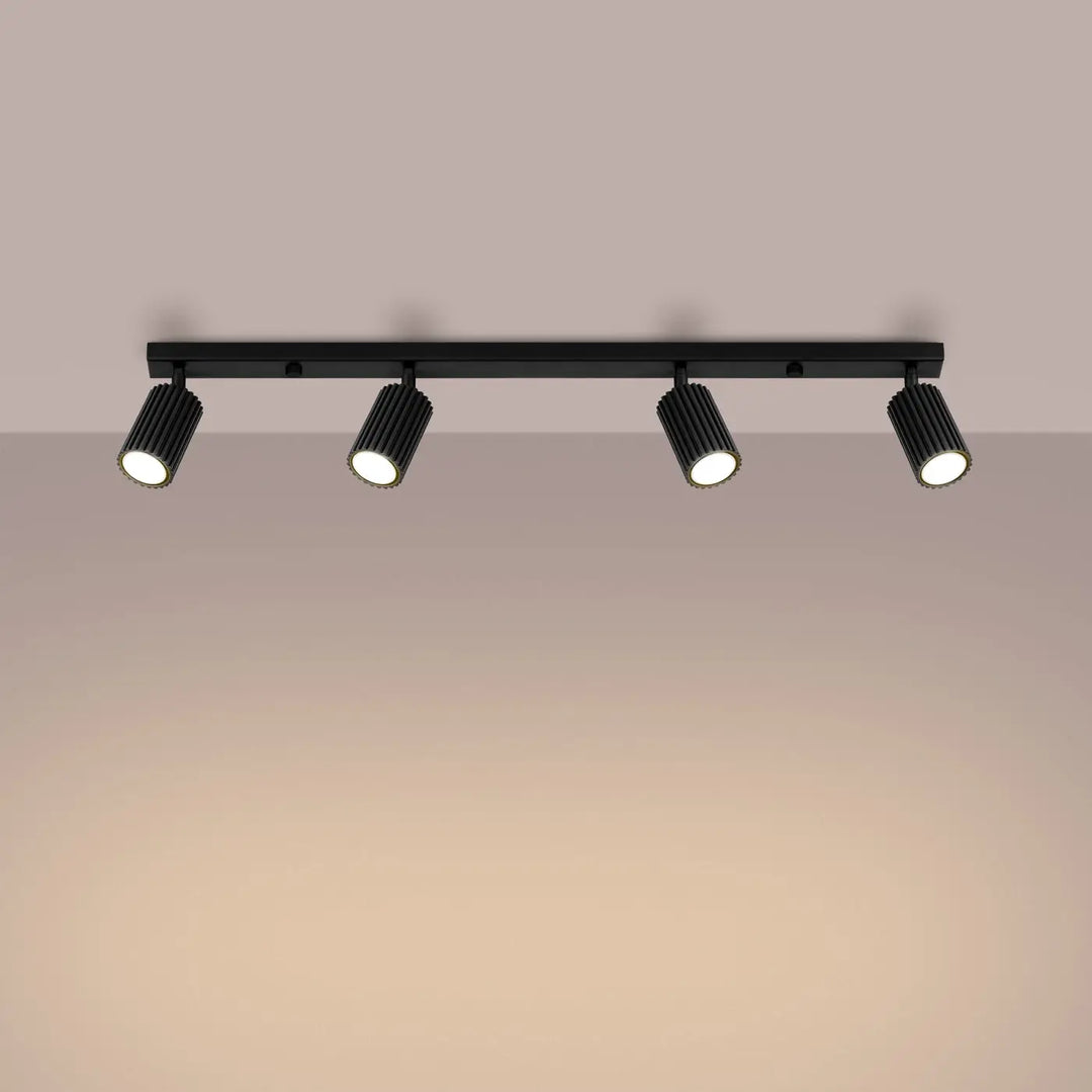 Plafonnier karbon allie design minimaliste avec quatre spots cylindriques noirs à ampoules gu10 interchangeables