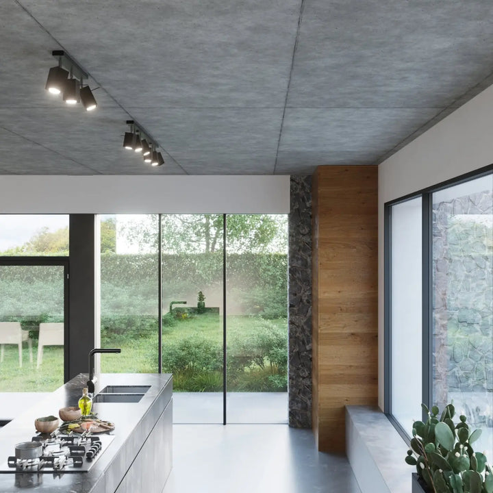 Luminaire plafonnier merida 4 noir avec spots merida pour diriger précisément dans une cuisine moderne aux comptoirs en béton