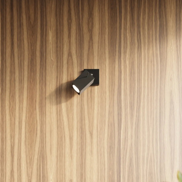 Luminaire plafonnier merida 4 noir avec finition mate noire et design angulaire pour diriger précisément la lumière