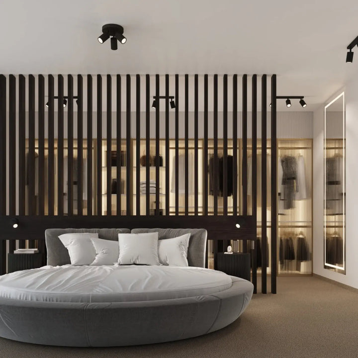 Lit rond gris en tissu avec oreillers blancs et tête de lit assortie design minimaliste pour plafonnier karbon allie