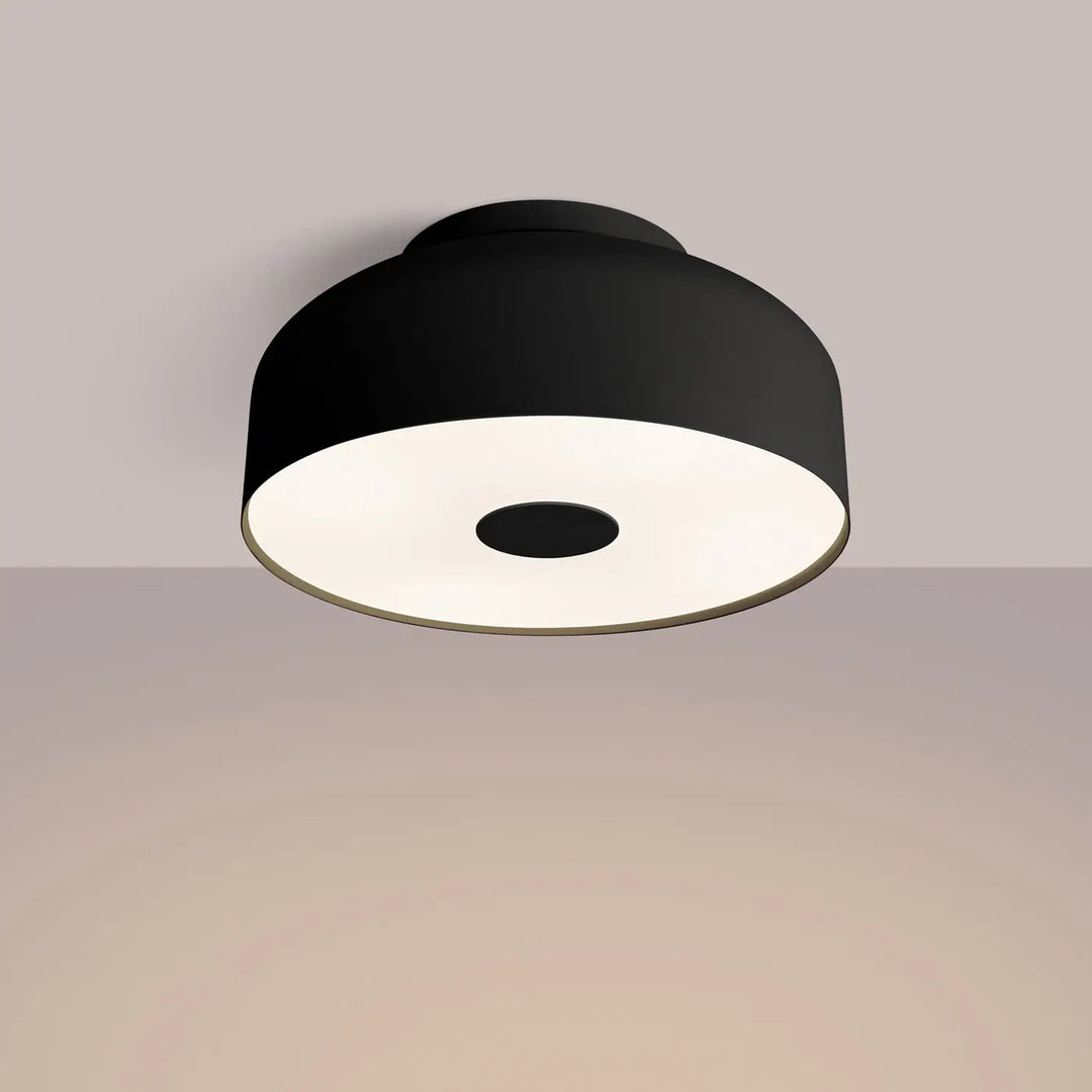 Plafonnier omiq noir en finition matte avec diffuseur circulaire blanc doux et design exceptionnel allie simplicité