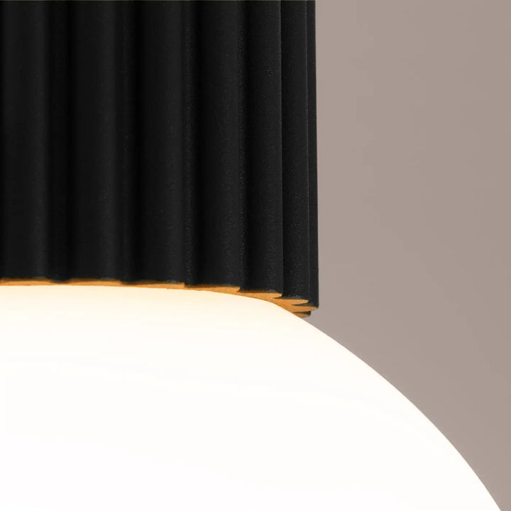 Luminaire plafonnier halo noir avec abat-jour plissé noir et bordure dorée chaude idéal pour lampe halo bureau décorative