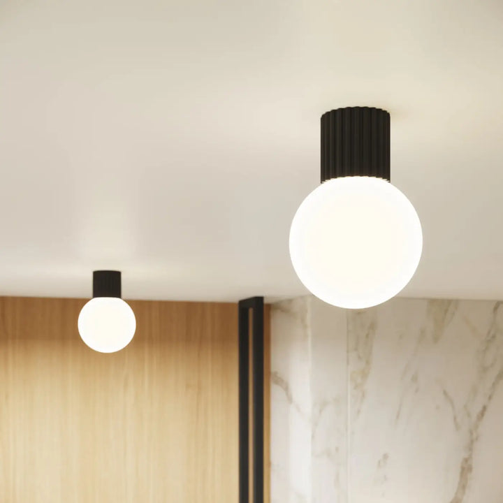 Luminaire plafonnier halo noir avec sphère laiteuse en verre froissé idéal comme lampe halo bureau décorative