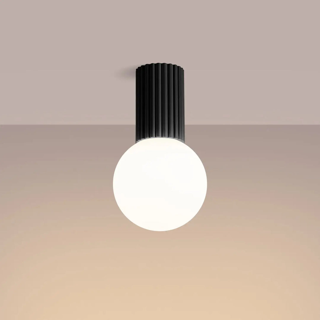Luminaire plafonnier halo noir avec sphère laiteuse en verre opaque et corps cylindrique pour bureau décorative