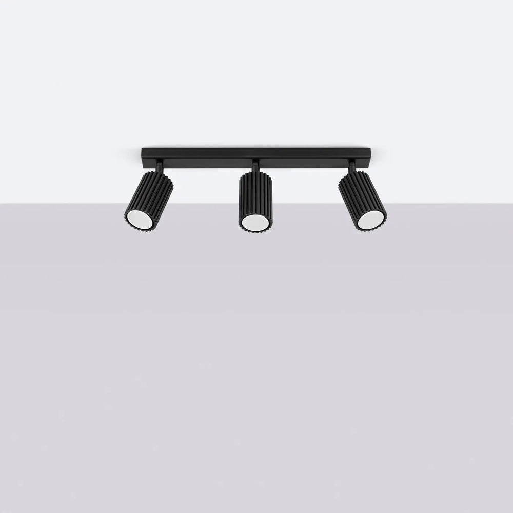 Plafonnier karbon allie noir mat avec trois spots cylindriques rainurés et ampoules gu10 interchangeables aux lignes subtiles