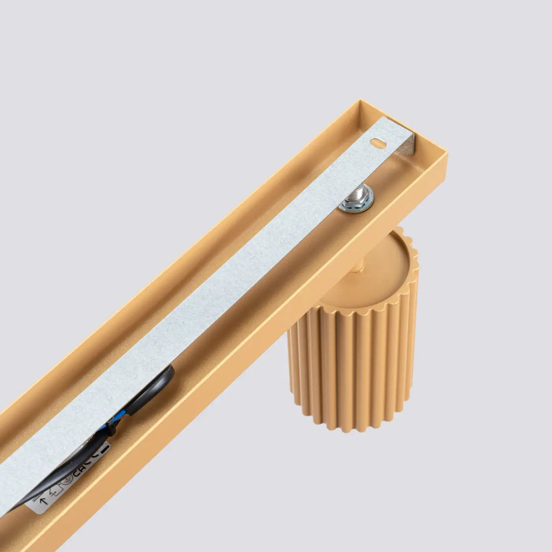 Plafonnier karbon allie beige avec base cylindrique striée et support métallique argenté pour ampoules gu10 interchangeables design minimaliste